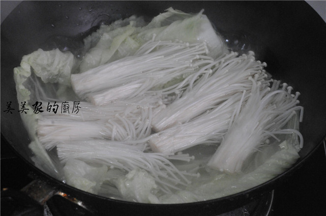 金针菇白菜卷的做法步骤:3