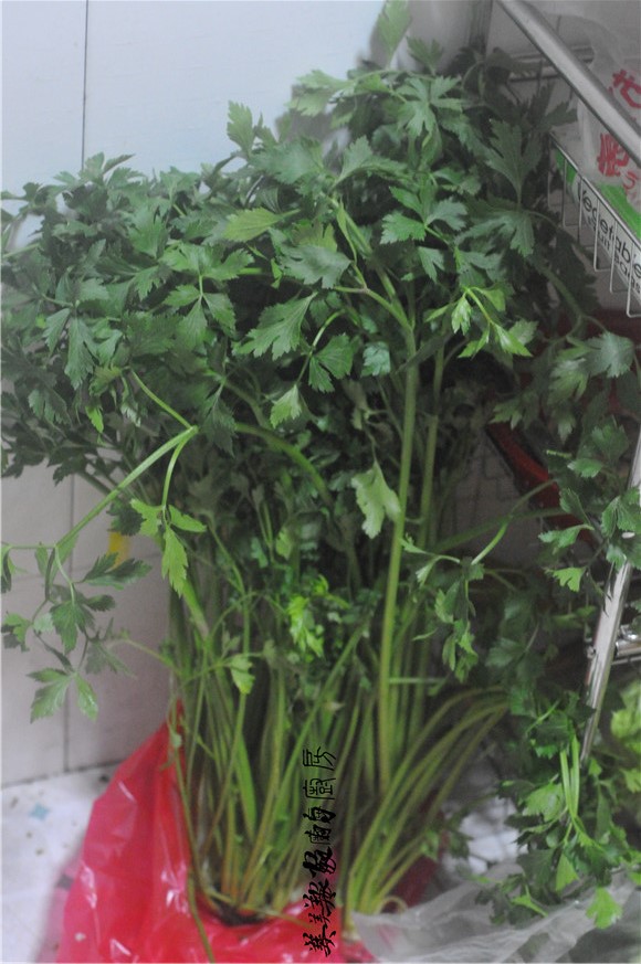 芹菜叶酸汤面的做法步骤：1