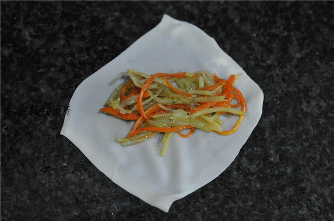 馄饨皮蔬菜卷的做法步骤:4