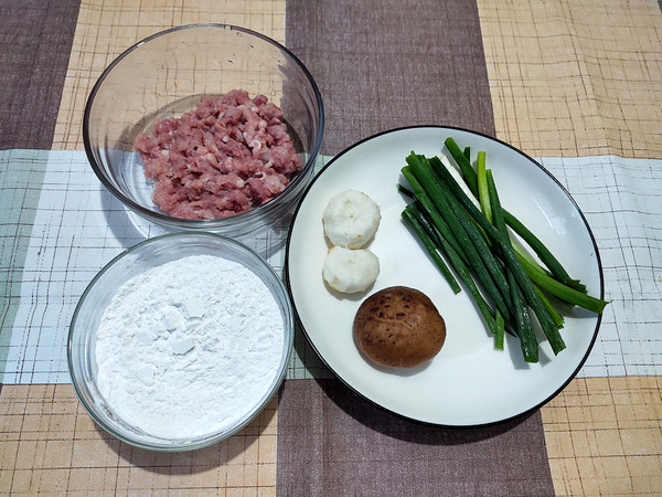 酸辣鲜肉汤圆的做法步骤：1