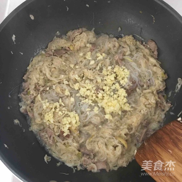 酸菜炒粉的做法步骤：10