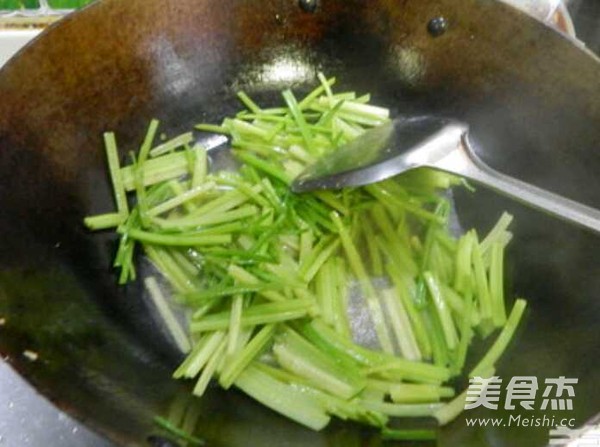 芹菜炒鸡蛋的做法步骤：6