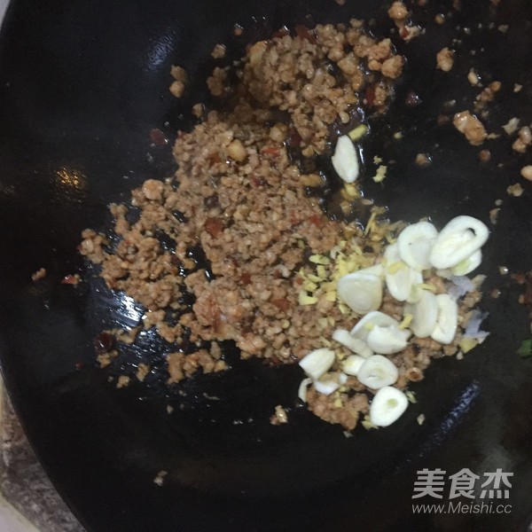 红烧肉末茄子的做法步骤：7