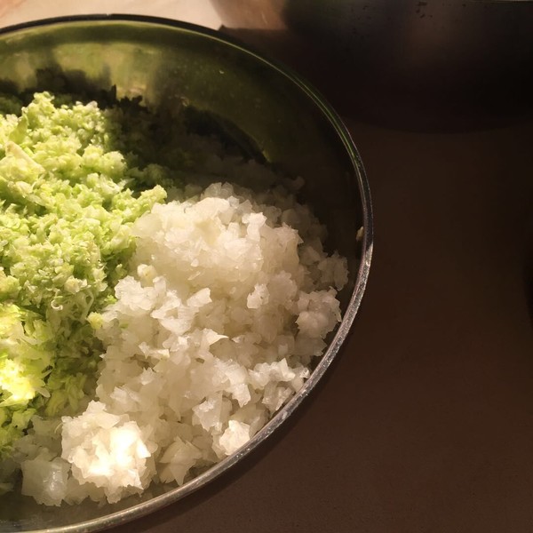 馄饨版香菇猪肉烧麦的做法步骤:2