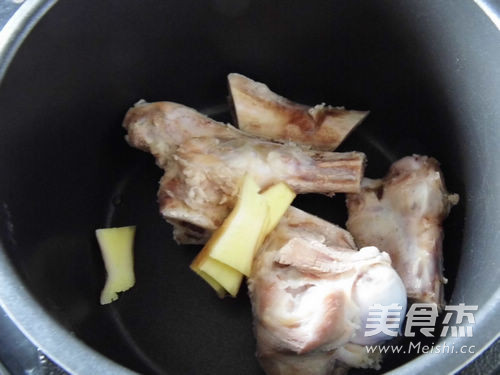 莲藕棒骨汤的做法步骤:5