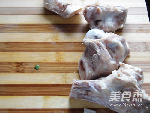 莲藕棒骨汤的做法步骤:2