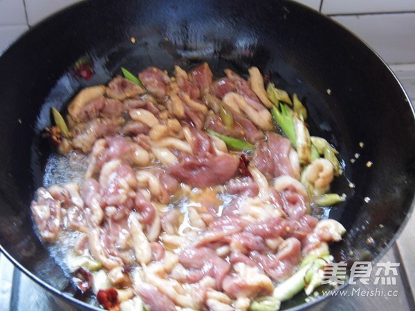 野山椒炒鸭肉的做法步骤：7