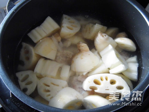 莲藕棒骨汤的做法步骤:6