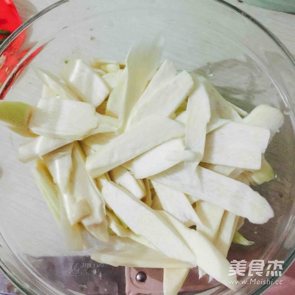 茭白炒肉的做法步骤：1