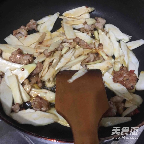 茭白炒肉的做法步骤：4
