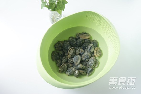 蛤蜊的特色吃法 【芥末油拌蛤蜊】的做法步骤：2