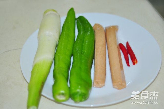 辣椒茭白炒素肠的做法步骤：1
