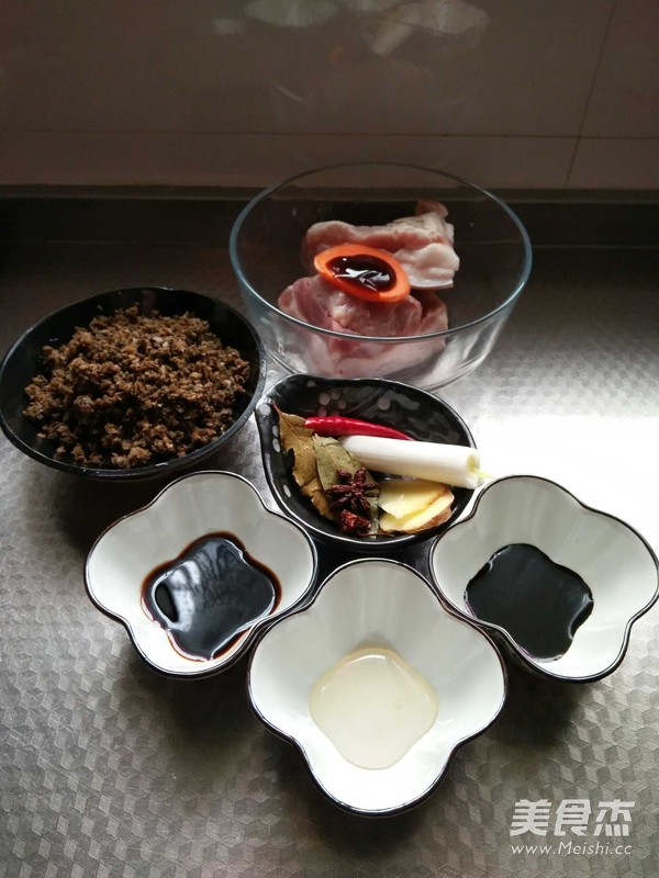 梅菜扣肉的做法步骤：1