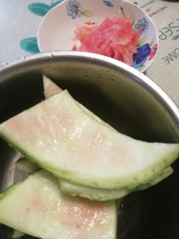 肉丝炒西瓜皮的做法步骤:2