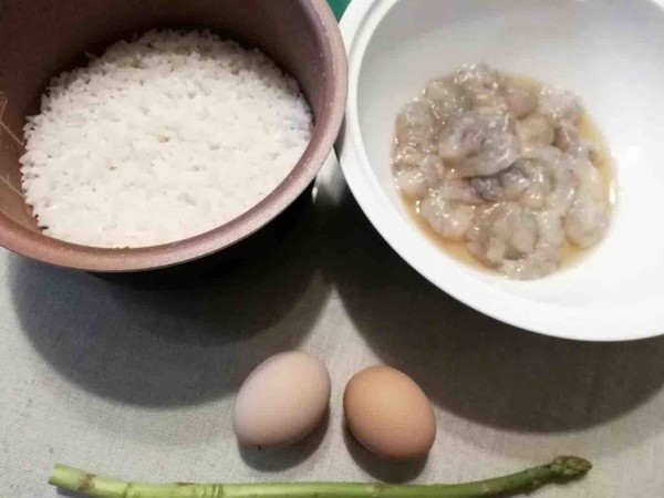 虾仁黄金炒饭的做法步骤：1