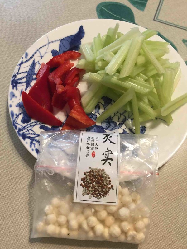 芹菜鸡头米的做法步骤：1