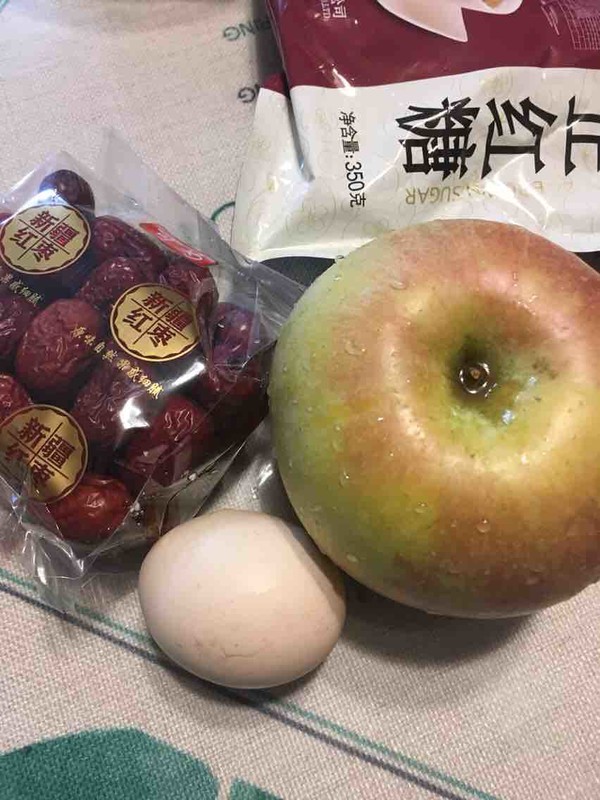 红枣苹果水煮蛋的做法步骤：1