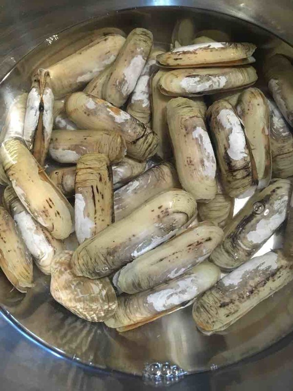 韭菜炒蛏子的做法步骤：1