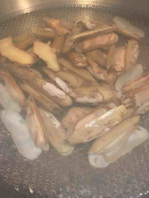韭菜炒蛏子的做法步骤:2