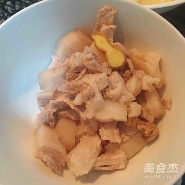 土豆红烧肉的做法步骤：3