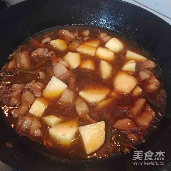 土豆红烧肉的做法步骤：6