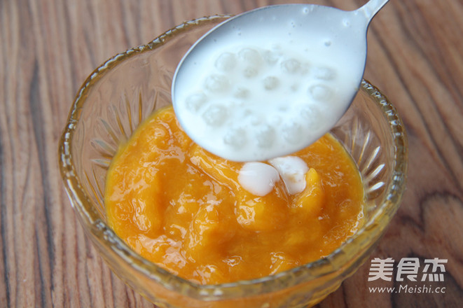 深受大众们的喜爱的一道甜品---杨枝甘露的做法步骤:6