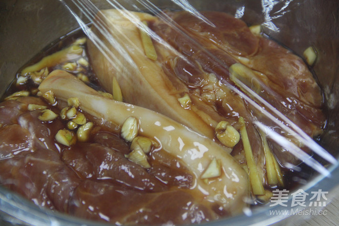 粤菜中广受欢迎的美味蜜汁叉烧的做法步骤:6