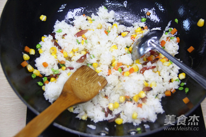 扬州炒饭的做法步骤:7