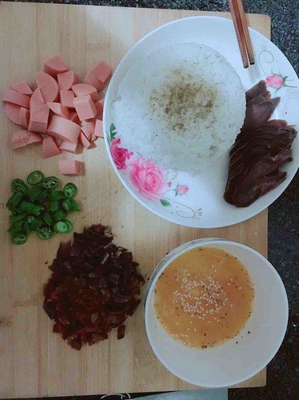 蛋炒饭➕肉肉的做法步骤:2