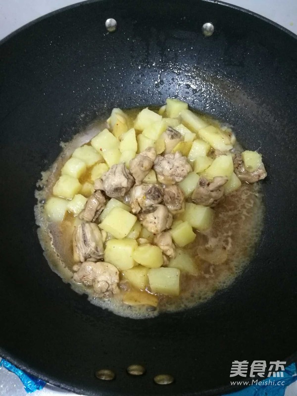 土豆烧鸡的做法步骤:9