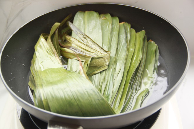 鲜肉鸭蛋黄粽子（内含红豆沙大枣包法）的做法步骤：6