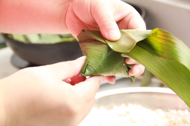 鲜肉鸭蛋黄粽子（内含红豆沙大枣包法）的做法步骤：13