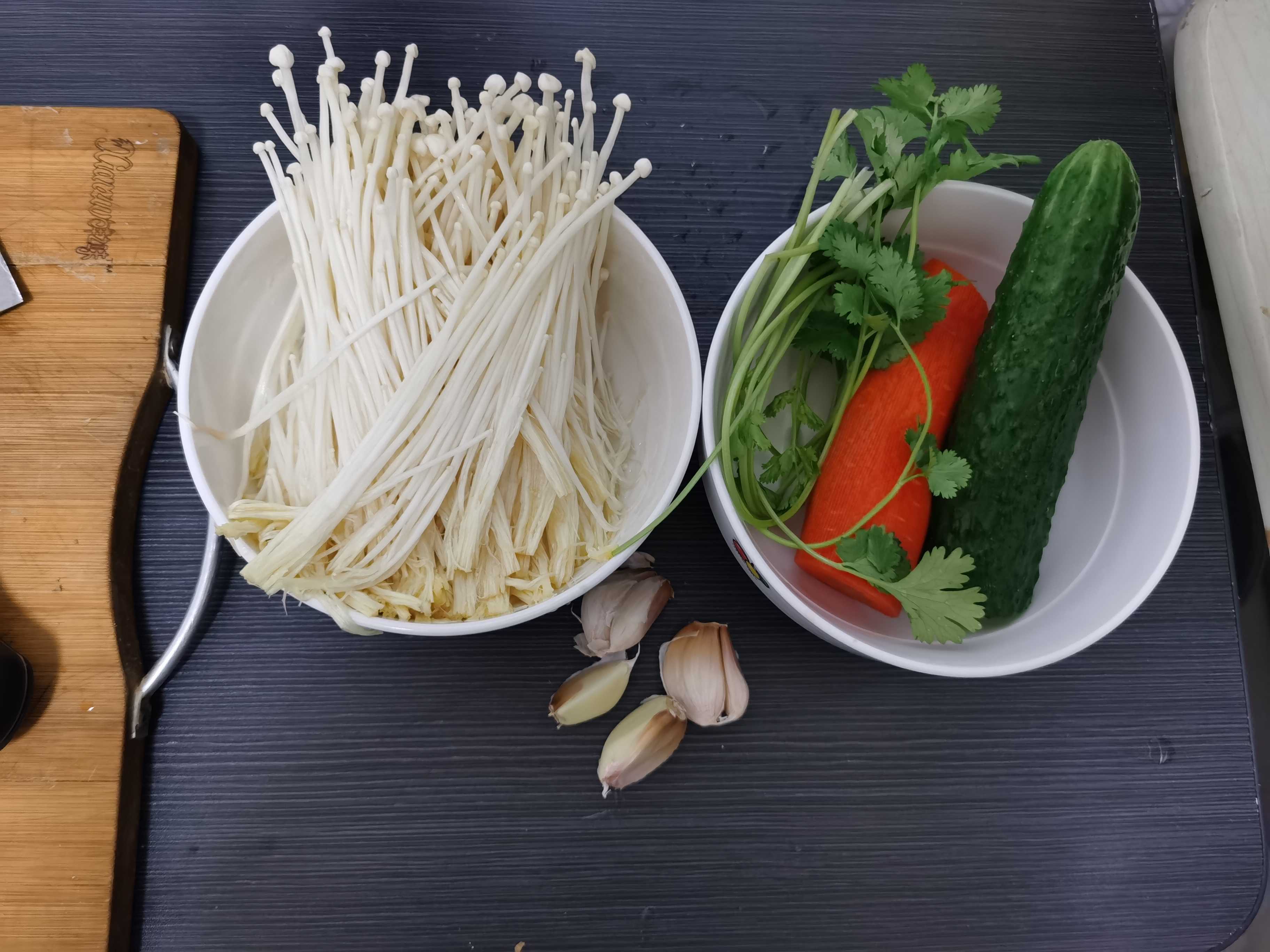 凉拌金针菇的做法步骤：1