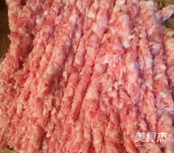 猪肉芹菜饺子的做法步骤：2