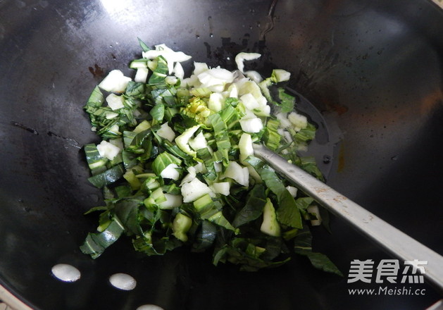 青菜炒饭的做法步骤：2