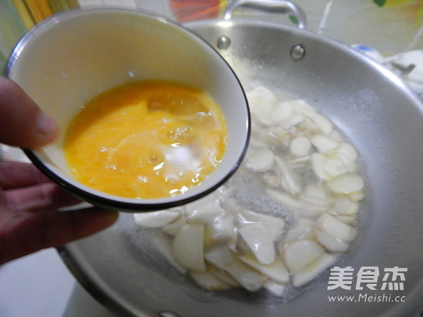 杏爆菇鸡蛋汤的做法步骤：5