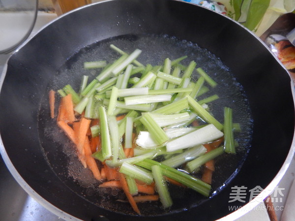 酸辣西芹凉拌花生米的做法步骤：5