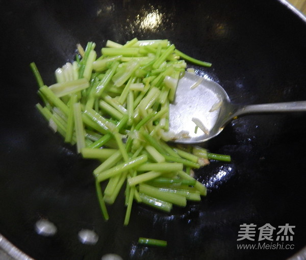 芹菜炒豆皮的做法步骤：5