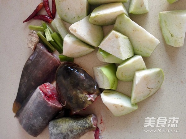 鲶鱼炖茄子的做法步骤：2