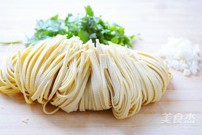 家常拌豆腐丝，吃就需两招~的做法步骤：1