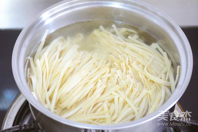 家常拌豆腐丝,吃就需两招~的做法步骤:2