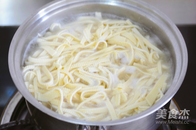 家常拌豆腐丝,吃就需两招~的做法步骤:3