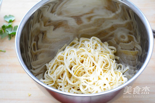 家常拌豆腐丝,吃就需两招~的做法步骤:7