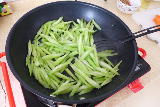 香芹牛肉炒核桃的做法步骤:5