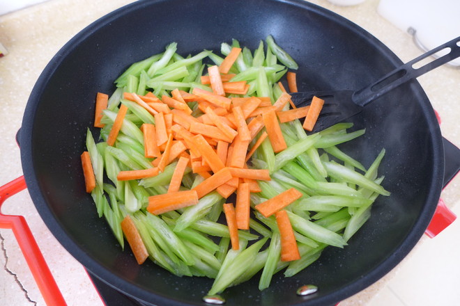 香芹牛肉炒核桃的做法步骤:6