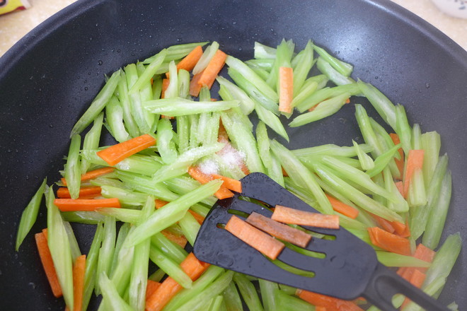 香芹牛肉炒核桃的做法步骤:7