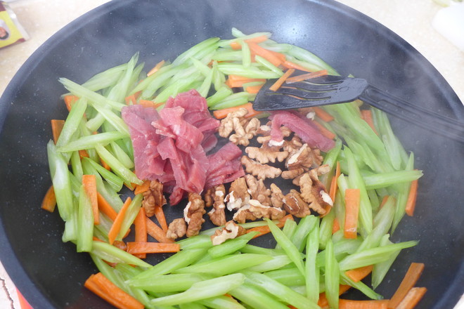 香芹牛肉炒核桃的做法步骤:8