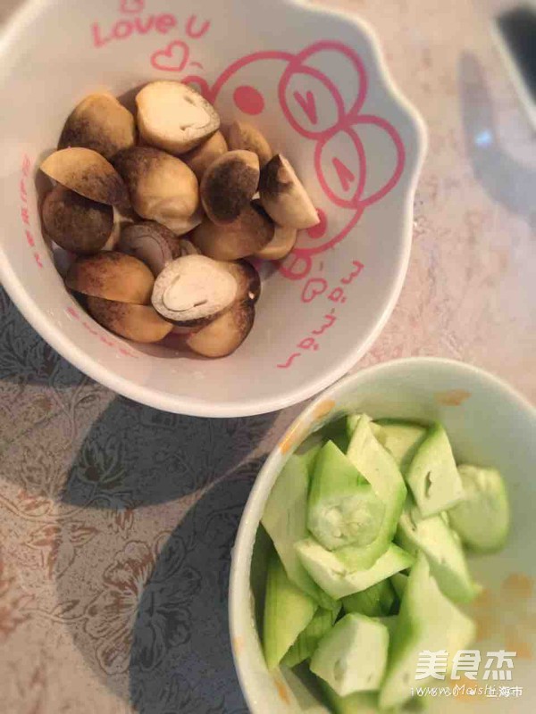 蛤蜊烩丝瓜面筋的做法步骤：1