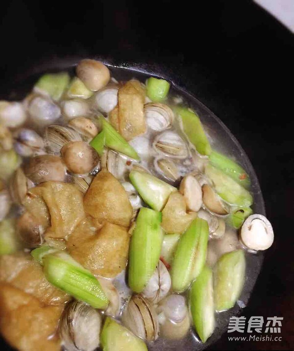 蛤蜊烩丝瓜面筋的做法步骤:3