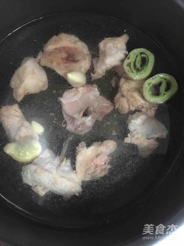 减肥菜谱之蘑菇炖鸡肉的做法步骤：1